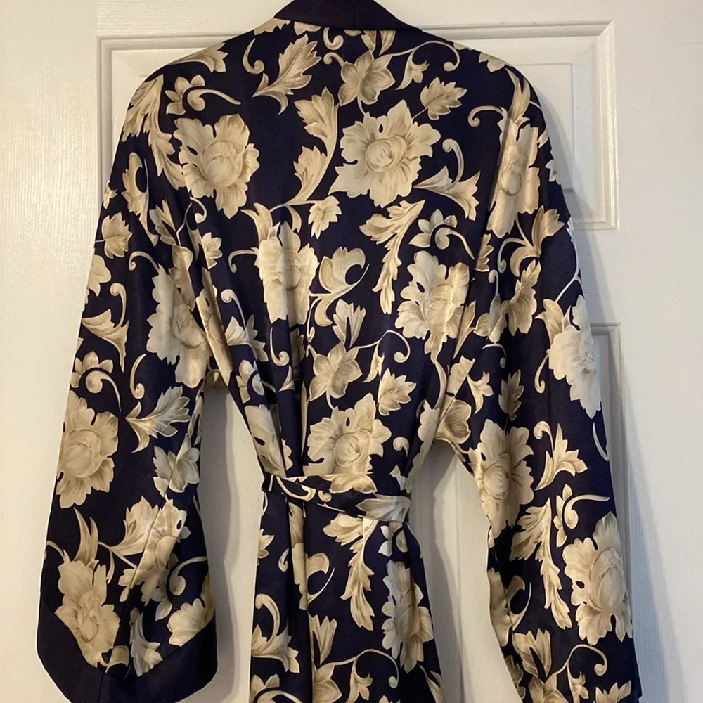 Elegant silky bathrobe in good condition.  Dark blue, light gold and tan. - Picture 4 of 5